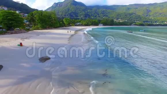 塞舌尔马河岛博瓦隆海滩的鸟瞰图2视频的预览图