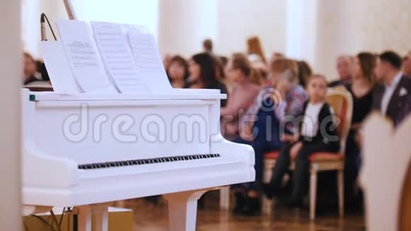 音乐厅的音乐会背景钢琴和观众视频的预览图