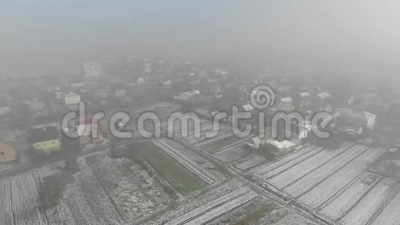乌克兰村庄的空中景色冬天的时候前进技术视频的预览图