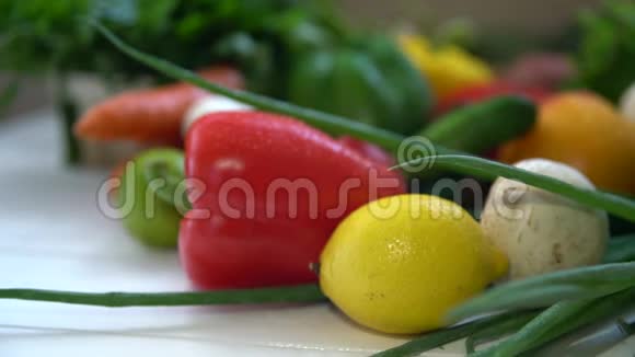 多种蔬菜和水果坐在桌子上视频的预览图