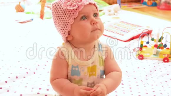 穿着粉红色针织帽子的婴儿视频的预览图