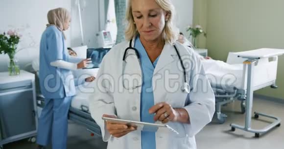 4k病房使用平板电脑的女医生视频的预览图