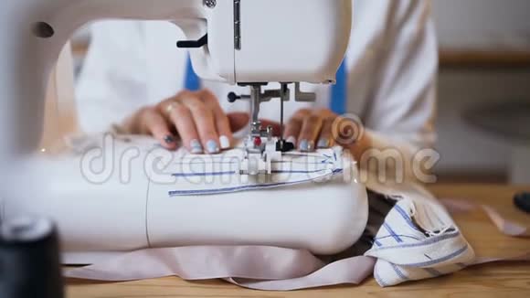 女性手在缝纫机上工作视频的预览图