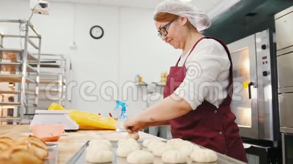 手工制作的生饼女面包师视频的预览图