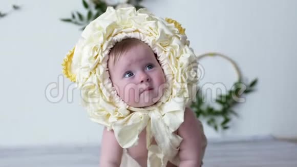 拍照时拍照时戴着头饰的漂亮男婴摆姿势视频的预览图