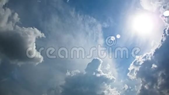 美丽的蓝天有阳光和云彩的时间视频的预览图