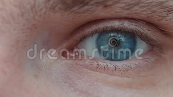 美丽的蓝男人眼睛闭上街道夕阳肌肤宏亮视频的预览图