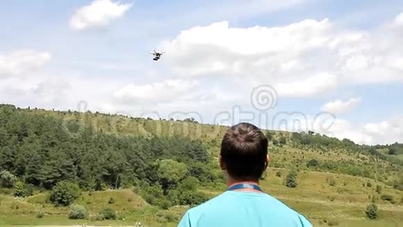 一个人控制着无人驾驶飞机视频的预览图