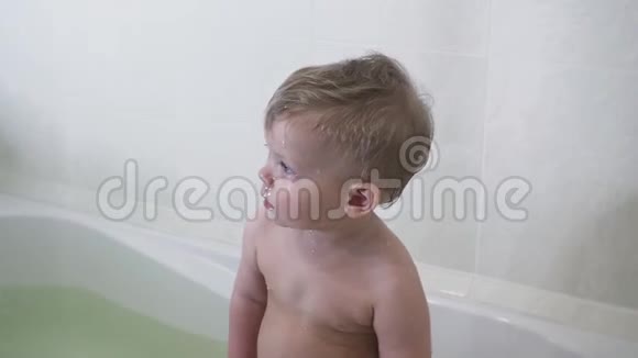可爱的男婴在浴室洗澡视频的预览图