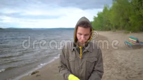 志愿者在孤独的海滩上收集垃圾视频的预览图