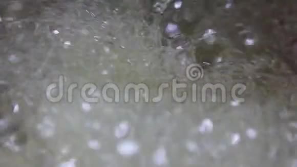 沸水中的气泡视频的预览图