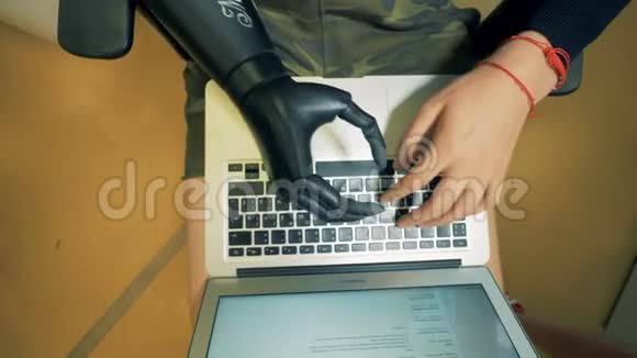 在笔记本电脑上用人工打字的人的俯视图视频的预览图