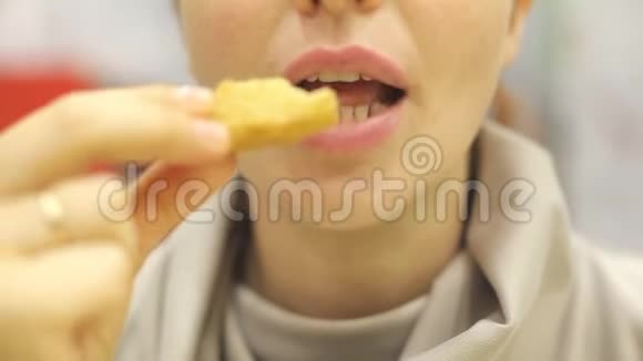 中年白人妇女在快餐店吃炸鸡视频的预览图