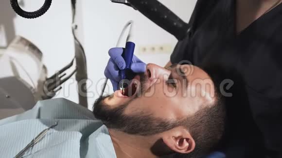牙医治疗病人牙齿牙科医生手中的医学口腔器械视频的预览图