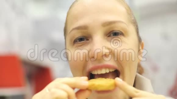 中年白人妇女在快餐店吃炸鸡视频的预览图