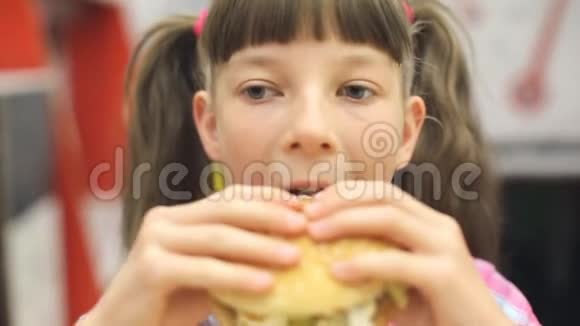 白人少女在学校吃汉堡包作为早餐视频的预览图