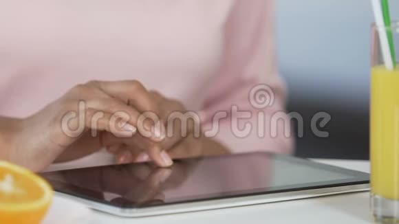 在平板电脑上购买生态产品的双种族女性特写现代技术视频的预览图