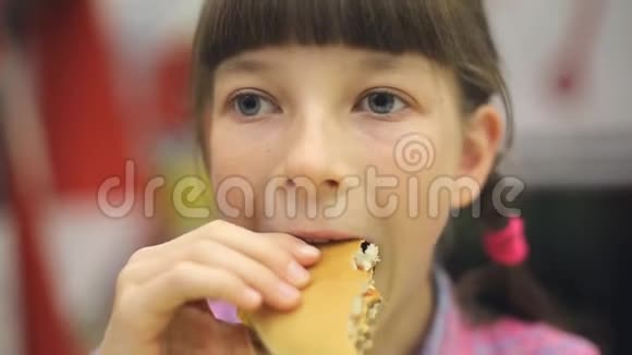 白人少女在学校吃汉堡包作为早餐视频的预览图