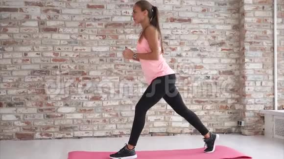 女人在健身房锻炼臀部视频的预览图