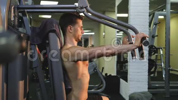 一个男人的特写表演体育锻炼男人手的力量锻炼健身房视频的预览图