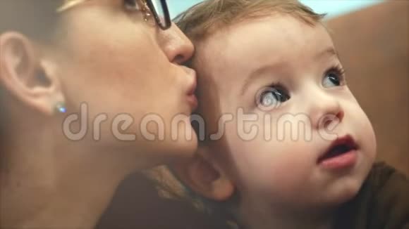 快乐的妈妈和宝宝亲吻拥抱一起休息生育观念为人父母母亲美丽快乐视频的预览图