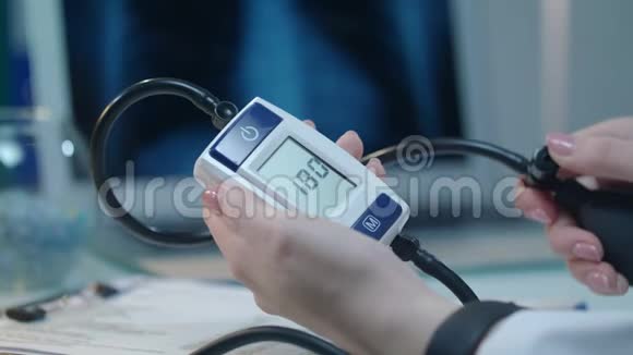 血压监测仪测量心脏压力的医疗设备视频的预览图