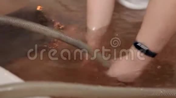 一个男人在洗澡的时候在水疗中心做水疗按摩水下按摩水疗程序视频的预览图