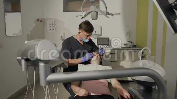 牙医检查病人牙齿健康牙齿视频的预览图
