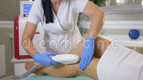 美容程序美容大师在美容院用激光机在客户妇女脚上做脱毛视频的预览图