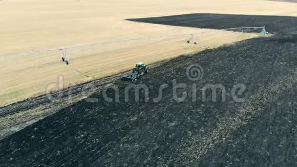 栽培拖拉机在一个田野上工作俯视视频的预览图