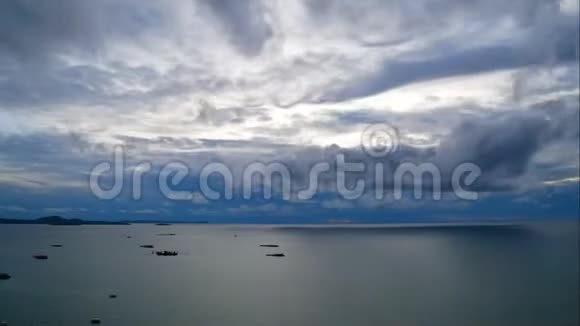 4K镜头时间的流逝白色蓬松的云快速移动的蓝天在日落或日出的时候在海洋湾视频的预览图