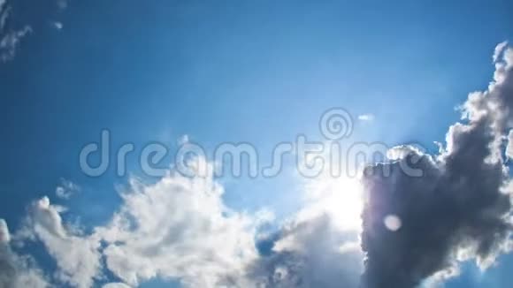 美丽的蓝天有阳光和云彩的时间视频的预览图