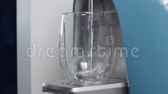 水杯在滤水机中的缓慢运动视频的预览图