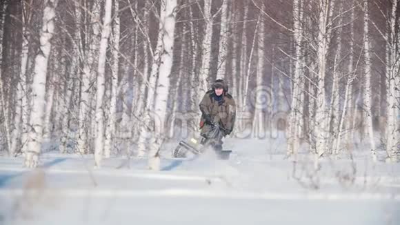 在雪地森林里的一辆迷你雪车上人类战胜了大雪视频的预览图