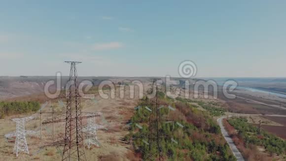 高压电塔对天空从无人机到电力线的空中视野自然景观阳光明媚视频的预览图