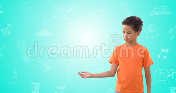 男孩假装举着一个地球仪周围有各种各样的图标视频的预览图