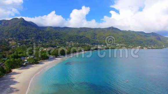 塞舌尔热带岛屿上海洋海滩和山脉的鸟瞰图1视频的预览图