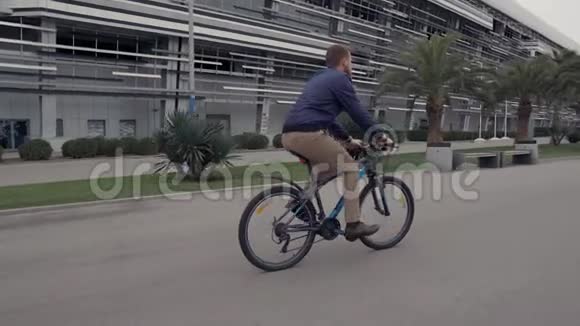 骑自行车的活跃分子视频的预览图