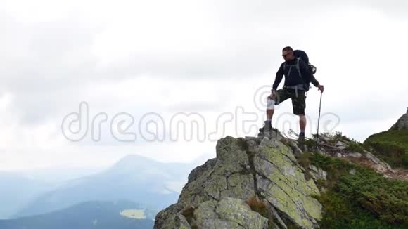 山顶的游客正在看风景喀尔巴阡山脉视频的预览图