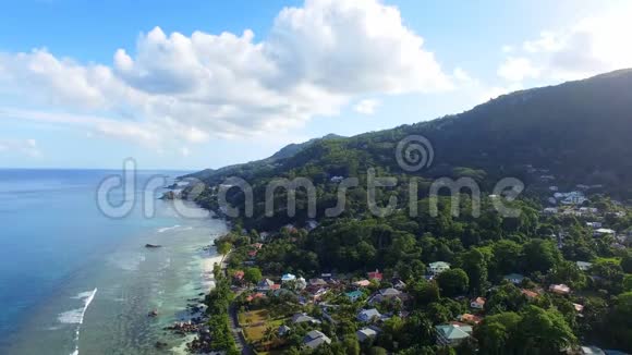 塞舌尔热带岛屿海滩的海景和房屋2视频的预览图