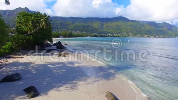塞舌尔热带岛屿上海洋海滩和山脉的鸟瞰图7视频的预览图