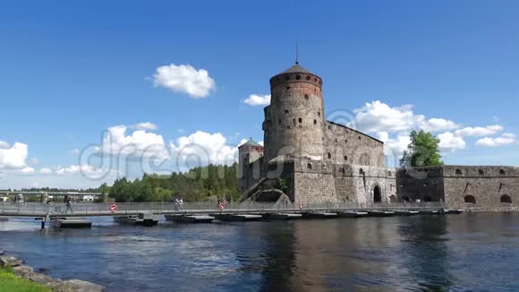 观要塞奥拉文林纳的主塔六月的晴天芬兰萨文林纳视频的预览图