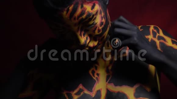 一个女孩以炽热熔岩的形式从身体里流下来视频的预览图