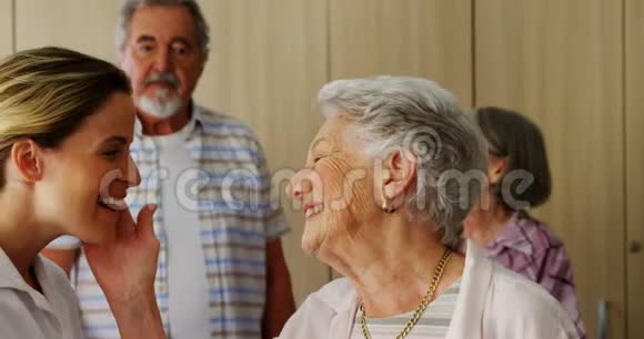 快乐的女医生和年长的女人面对面视频的预览图