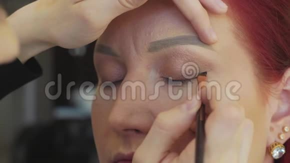 化妆师用化妆来塑造的眼睛关闭视野视频的预览图