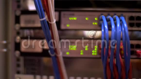 网络服务器上的电缆和连接服务器机架和网络集线器电缆与闪烁的灯视频的预览图
