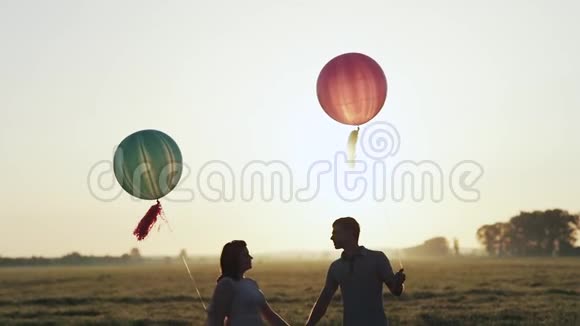 带着氦气球走进田野在夕阳下亲吻视频的预览图