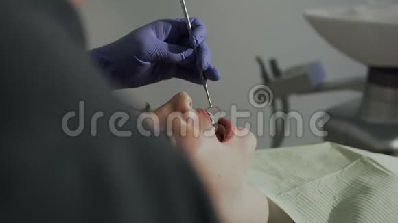 患者的健康牙齿牙医通过镜子检查病人牙齿视频的预览图