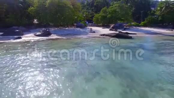 鸟瞰图飞往塞舌尔马河岛博瓦隆海滩1号岸视频的预览图