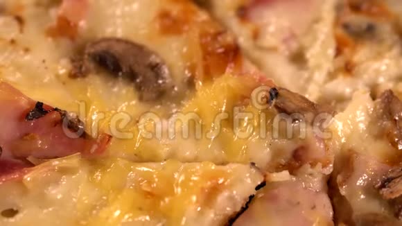 各种美味的烤披萨视频的预览图